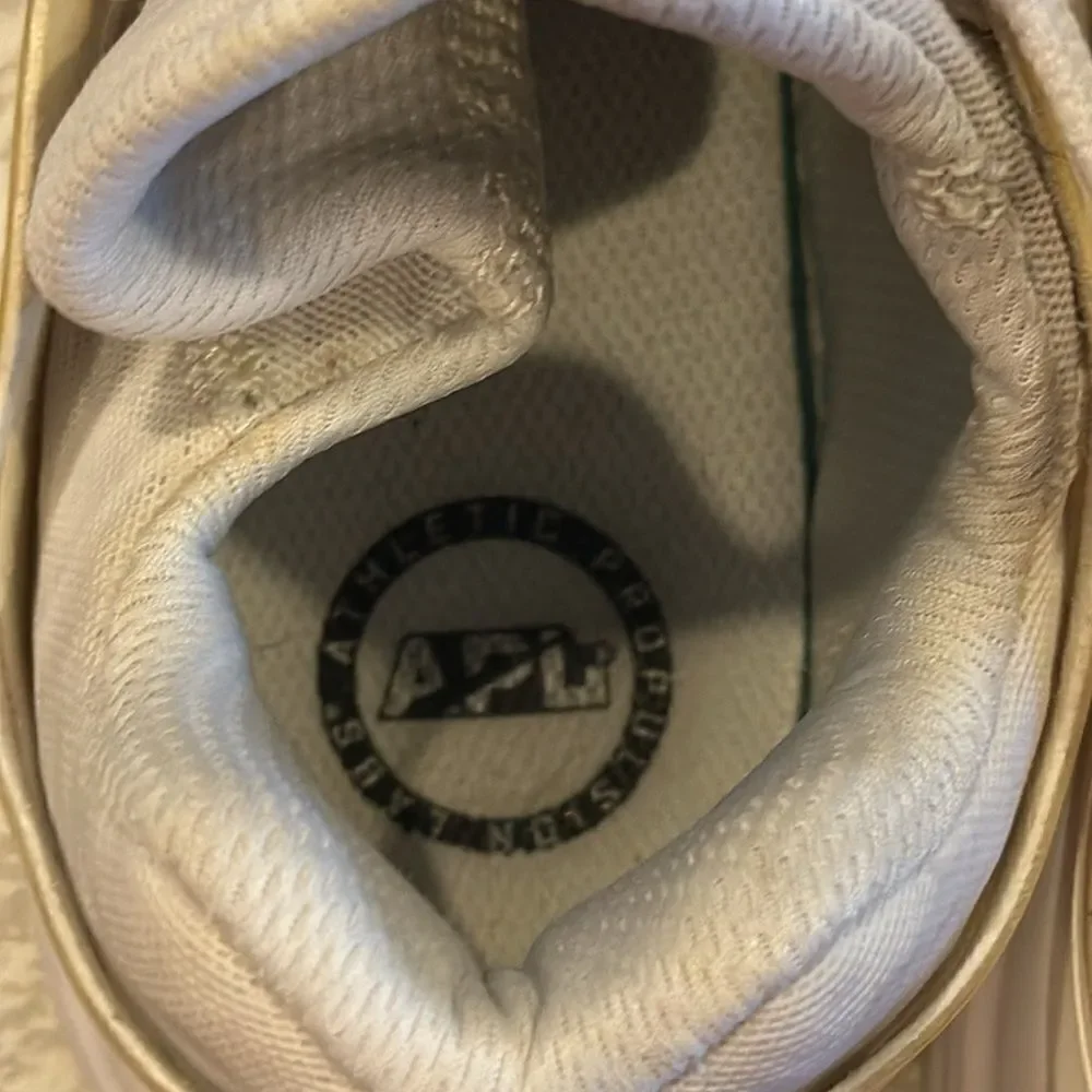 APL women’s white
